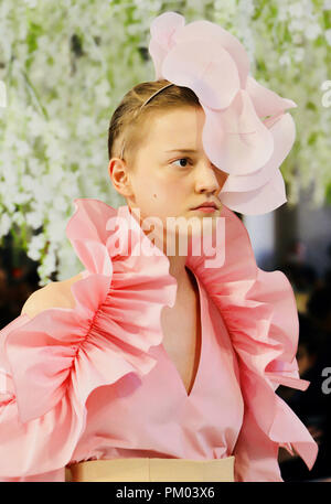 Un modèle sur le podium au cours de l'Delpozo London Fashion Week SS19 show qui a eu lieu au 66 Portland Place, à Londres. Banque D'Images