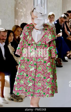 Un modèle sur le podium au cours de l'Delpozo London Fashion Week SS19 show qui a eu lieu au 66 Portland Place, à Londres. Banque D'Images