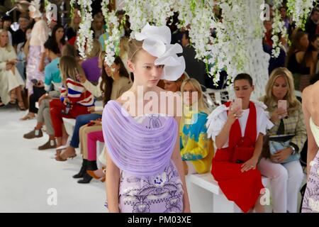 Un modèle sur le podium au cours de l'Delpozo London Fashion Week SS19 show qui a eu lieu au 66 Portland Place, à Londres. Banque D'Images