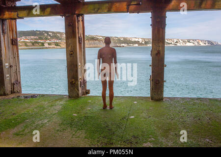 Anthony Gormley une autre fois XVIII sur Folkestone's Harbour Arm, Kent. Banque D'Images