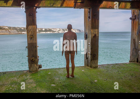 Anthony Gormley une autre fois XVIII sur Folkestone's Harbour Arm, Kent. Banque D'Images