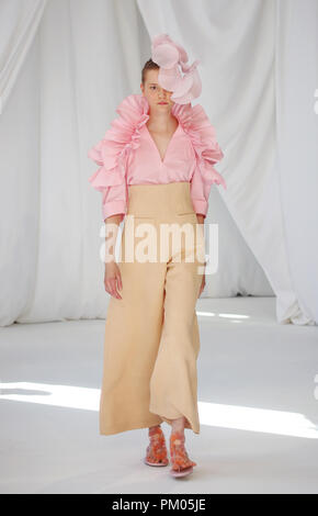 Modèles sur le podium lors de la London Fashion Week Delpozo Septembre 2018 show à RIBA, Londres Banque D'Images