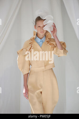 Modèles sur le podium lors de la London Fashion Week Delpozo Septembre 2018 show à RIBA, Londres Banque D'Images