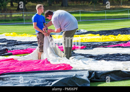La réparation des enveloppes, la préparation au ballon à air chaud ciel Longleat Safari, Wiltshire, Royaume-Uni en septembre Banque D'Images