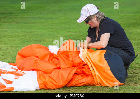 Loin de l'enveloppe d'emballage femme modèle hot air balloon à Longleat Safari Sky, Wiltshire, Royaume-Uni en septembre Banque D'Images