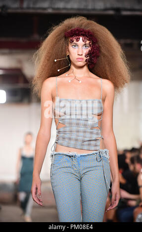 Modèles sur la passerelle pendant le Charlotte Knowles show pour Fashion East London Fashion week SS19 show tenu au 25 Tavistock St, Londres. Banque D'Images