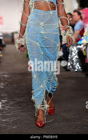 Modèles sur la passerelle pendant le Yuhan Wang show pour Fashion East London Fashion week SS19 show tenu au 25 Tavistock St, Londres. Banque D'Images