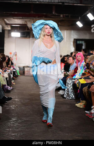 Modèles sur la passerelle pendant le Yuhan Wang show pour Fashion East London Fashion week SS19 show tenu au 25 Tavistock St, Londres. Banque D'Images