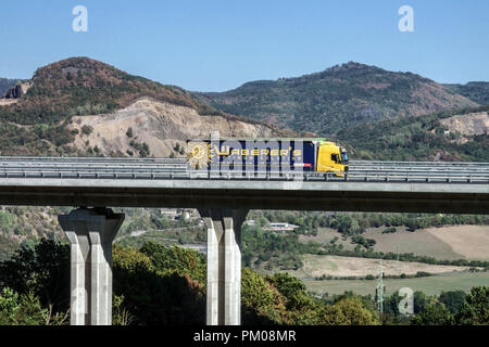 Waberers camion sur un pont autoroutier, pont camion de la République tchèque Banque D'Images