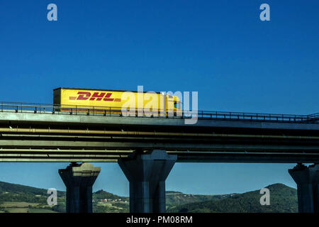 Camion DHL sur un pont routier, pont camion de la République tchèque Banque D'Images