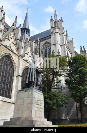 Statue du cardinal Mercier près de st. Michaels et st. Cathédrale Gudule à Bruxelles, Belgique Banque D'Images