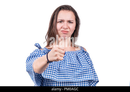 Portrait d'une femme en colère montrant un poing à l'appareil photo, isolé sur fond blanc Banque D'Images