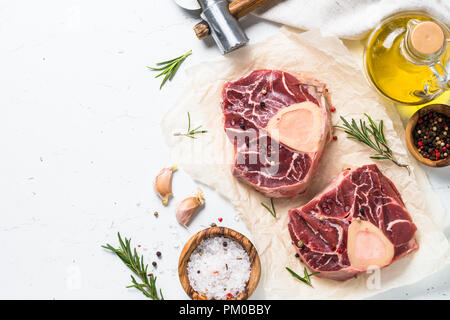 Steak de boeuf cru osso bucco. Banque D'Images