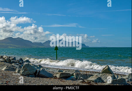 La plage de galets et de roches à Dinas Dinlle au sud du nord du Pays de Galles à Caernarvon vers la péninsule de Lleyn Banque D'Images