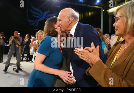 Les libéraux démocrates leader adjoint Jo Swinson est félicité par leader Sir Vince Cable et sa femme Rachel Smith après avoir prononcé un discours à la Conférence d'automne du parti au centre de Brighton à Brighton. Banque D'Images