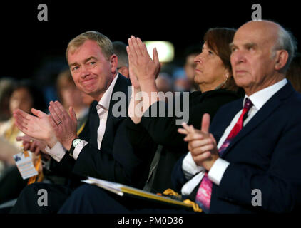 Les libéraux démocrates chef Sir Vince Cable (à droite) et de son prédécesseur Tim Farron dans le public de la Conférence d'automne du parti au centre de Brighton à Brighton. Banque D'Images