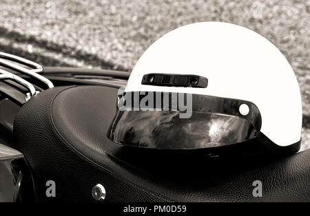 Gros plan du casque de moto de route, en noir et blanc. Banque D'Images