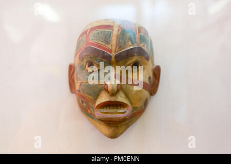 Rituel du masque d'un arbre décoré de peintures sur un fond blanc. Banque D'Images