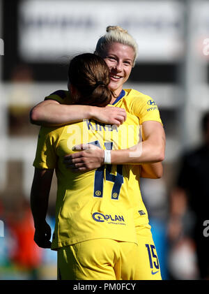 Bethany England, une femme de Chelsea, célèbre son but avec son coéquipier Fran Kirby après qu'elle ait mis le coup de feu pour elle lors du match de la FA Continental Tires Cup à Hayes Lane, Bromley. Banque D'Images