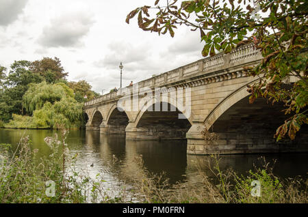 Londres, Royaume-Uni - 14 septembre 2018 : les piétons marchant sur le pont de la Serpentine dans Hyde Park, London un jour nuageux en septembre. Banque D'Images