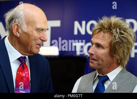 Chef du Parti libéral-démocrate Sir Vince Cable répond aux propriétaire de Pimlico Plombiers Charlie Mullins, lors de la Conférence d'automne du parti au centre de Brighton à Brighton. Banque D'Images