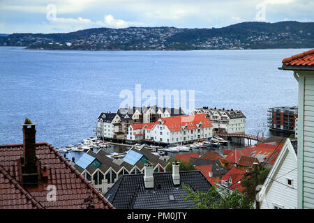 Vew de Bergen. Skyline, nuages, fjord, montagnes, paysage urbain, bay, yachts, bateaux, maisons en bois blanc, de tuiles rouges. La Norvège, Scandinavie, le tourisme, l Banque D'Images