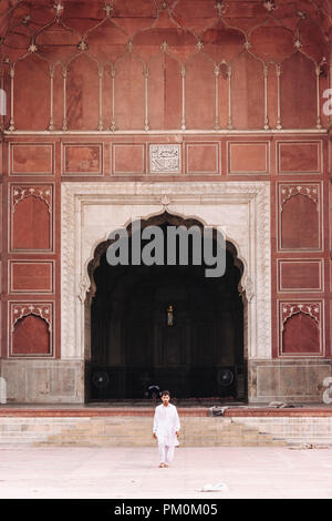 Lahore, Punjab, Pakistan, l'Asie du Sud : un homme marche hors de la grande salle de prière de la mosquée Badshahi, 1671-1673, le plus grand des grand imperial mo Banque D'Images