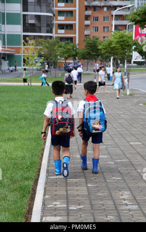 Garçons sur le chemin de retour de l'école à Pyongyang Banque D'Images