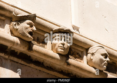 Détail de la frise extérieure avec 71 portraits grandeur nature sur la cathédrale de St Jakov Sibenik a été faite au 15ème siècle. Banque D'Images