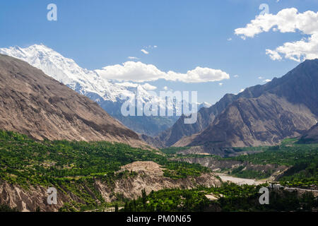 Karimabad, Hunza Valley, Gilgit-Baltistan, Pakistan : la montagne et la vallée de Hunza Rakaposhi dans le Karakoram. À 7 788 m (25 551 ft) Rakaposhi est Banque D'Images