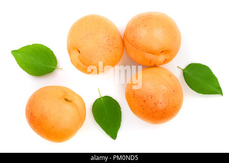 Fruits à l'abricot avec des feuilles isolées sur fond blanc,vue d'en haut. Motif de mise à plat Banque D'Images