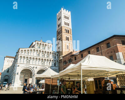 Cathédrale de St Martin (San Martino), Piazza Antelminelli, sur un jour de marché dans la ville fortifiée de Lucques, Toscane, Italie Banque D'Images