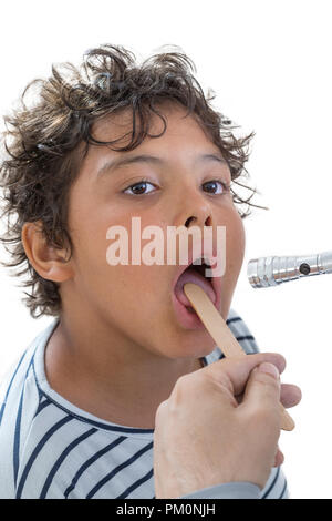 Teen boy examen médical.petit garçon ayant sa gorge examiné par un professionnel de la santé Banque D'Images