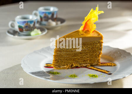 La pâte feuilletée avec la crème et tasses de thé Banque D'Images