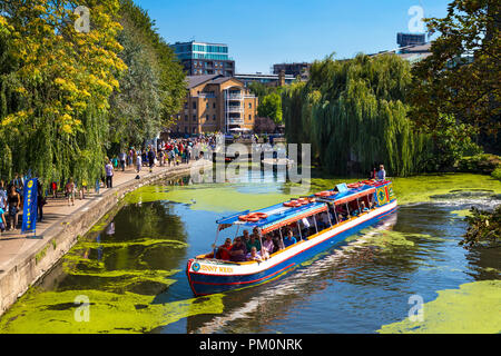 Une barge tour sur le Regents Canal pendant le Festival du canal Angel 2018, Londres, Royaume-Uni Banque D'Images