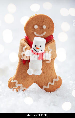 Funny Gingerbread cookie les hommes avec de petits bonhomme guimauve Banque D'Images