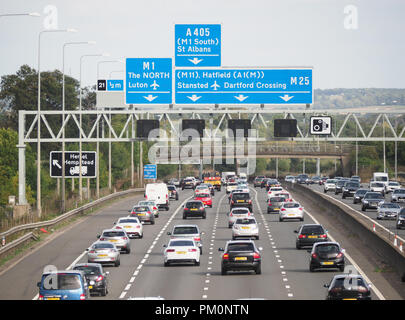 Vue plongeante sur la circulation sur l'autoroute M25, près de la sortie 21 en Hertfordshire Banque D'Images