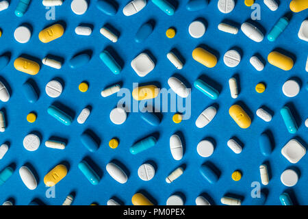 Comprimés dispersés, des capsules et des comprimés contre le fond bleu, suppléments, médicaments, soins de santé Banque D'Images