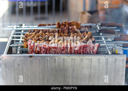 Brochettes de viande sur le grill Banque D'Images