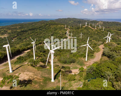 Éoliennes sur les montagnes de l'île des Caraïbes Banque D'Images