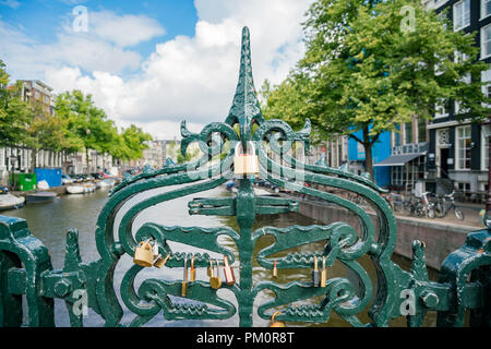 De nombreux verrous sur le pont sur un canal à Amsterdam, Pays-Bas Banque D'Images