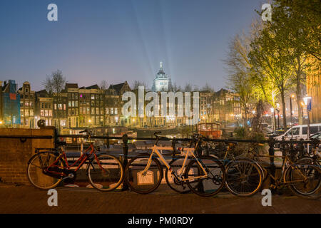 Vue de nuit de la belle ville et le canal et l'église de Saint Nicholas à Amsterdam, Pays-Bas Banque D'Images