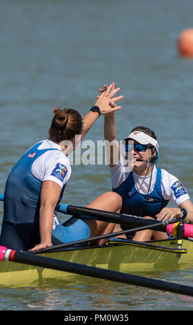 Plovdiv, Bulgarie. 16 septembre 2018. Championnats du monde d'Aviron de la FISA, USA, W8 +, médaillé d'or, Cox, Katelin GUREGIAN et AVC, Olivia COFFEY, High Five, comme le déménagement de l'Awards Dock, Â© Peter SPURRIER, 16.09.18 Crédit : Peter SPURRIER/Alamy Live News Banque D'Images