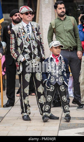 London UK 16 septembre 2018 Pearly Kings and Queens Harvest Festival à Guildhall Yard,vêtus de leurs meilleurs costumes sombres couvertes dans des centaines de boutons nacre, le Pearly Kings and Queens de Londres se sont réunis pour le plus grand événement dans le calendrier, perlé, ils célèbrent la richesse de la moisson d'automne avec spectacle traditionnel en face de Guildhall, avant de défiler dans les rues de St Mary Le Bow Church pour un service d'action de grâces.Avec Morris dancing, maypole dance, fanfares et beaucoup de personnages colorés à cet événement traditionnel.@Paul Quezada-Neiman/Alamy vivre Banque D'Images