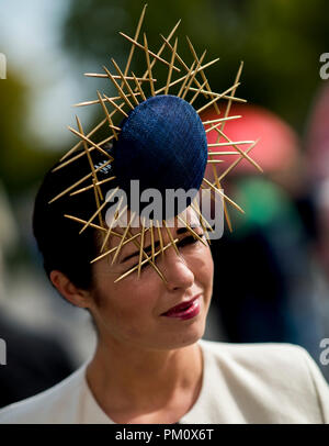 Curragh, KIL, USA. 16 Sep, 2018. 16 septembre 2018 : Haute Couture, chapeaux à la mode et à prix élevé des chevaux de rendre la scène comme assister à des fans Champions irlandais Stakes journée à l'Hippodrome de Curragh, le 16 septembre 2018 en Irlande, Curragh. Scott Serio/ESW/CSM/Alamy Live News Banque D'Images