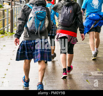 Leith, Édimbourg, Écosse, Royaume-Uni, 16 septembre 2018. Edinburgh Kilt Walk, parrainé par la Royal Bank of Scotland, a lieu aujourd'hui. Les marcheurs lèvent des fonds pour une œuvre de charité de leur choix. Les marcheurs de kilt atteignent la côte à environ le mile 14. Un homme portant un kilt passe devant Banque D'Images