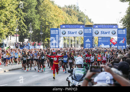 Berlin, Allemagne. 16 Sep, 2018. Ossature commencer pendant le marathon de Berlin 2018 à Berlin, capitale de l'Allemagne, le 16 septembre 2018. Le Marathon de Berlin 2018 a débuté à Berlin le dimanche. Eliud Kipchoge du Kenya a remporté le titre avec un nouveau record du monde de 2:01:39. Titre de la femme tomba sur le Kenya's Gladys Cherono avec un résultat de 2:18:11. Credit : Shan Yuqi/Xinhua/Alamy Live News Banque D'Images