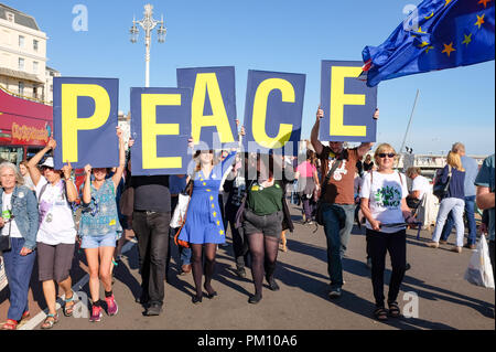 Brighton, UK. 16 septembre 2018. Brexit mars anti manifestants le long front de mer de Brighton au centre de conférence où le Lib Dems tiennent leur conférence annuelle . Les membres de divers groupes de femmes ont été rejoints par des membres du parti travailliste , Parti Vert et Lib Dems pour cette marche de protestation Crédit : Simon Dack/Alamy Live News Banque D'Images