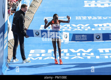 Berlin, Allemagne. 16 Sep, 2018. Kenya's Gladys Cherono (R) franchit la ligne d'arrivée pendant le marathon de Berlin 2018 à Berlin, capitale de l'Allemagne, le 16 septembre 2018. Le Marathon de Berlin 2018 a débuté à Berlin le dimanche. Eliud Kipchoge du Kenya a remporté le titre avec un nouveau record du monde de 2:01:39. Titre de la femme tomba sur le Kenya's Gladys Cherono avec un résultat de 2:18:11. Credit : Shan Yuqi/Xinhua/Alamy Live News Banque D'Images