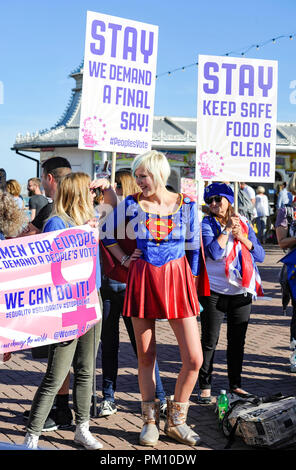 Brighton, UK. 16 septembre 2018. Brexit mars anti manifestants le long front de mer de Brighton au centre de conférence où le Lib Dems tiennent leur conférence annuelle . Les membres de divers groupes de femmes ont été rejoints par des membres du parti travailliste , Parti Vert et Lib Dems pour cette marche de protestation Crédit : Simon Dack/Alamy Live News Banque D'Images